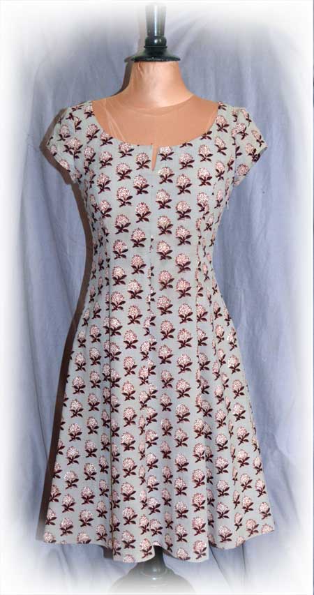 schlankes Sommerkleid mit weitem Rock